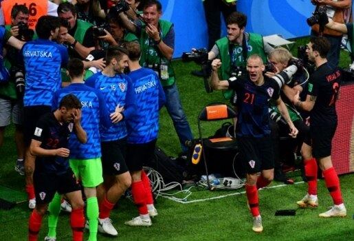 Jogadores 'atropelaram' o mexicano durante a comemoração do gol