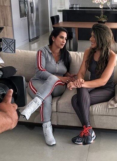 Durante a conversa, ela revela que tinha vergonha de sair na rua e que o efeito sanfona era algo avassalador na sua vida