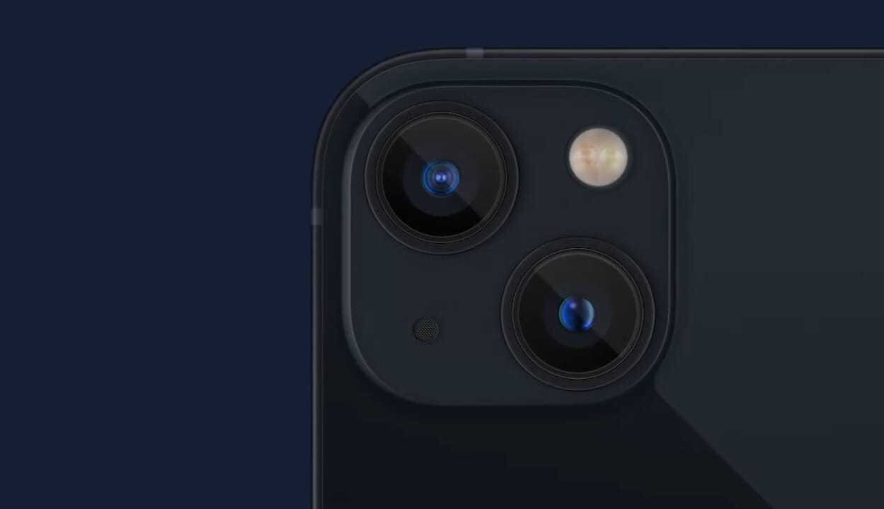 Em relação ao iPhone 13 e 13 mini, há uma mudança no design das câmeras, que agora estão colocada na diagonal da parte traseira do aparelho. Além disso, os smartphones agora contêm o recurso Cinematic Video, que faz a troca do foco durante as filmagens de maneira semelhante ao modo retrato já disponível para as fotos