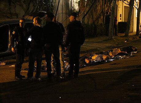 Corpos de suspeitos enfileirados após ação policial no Morumbi