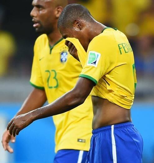 

3º: Fernandinho



O volante brasileiro claramente sentiu a pressão de vestir a
camisa pentacampeã do mundo. Na primeira etapa, o camisa 5 praticamente entregou
dois gols, o do atacante Klose e também o do volante Khedira

