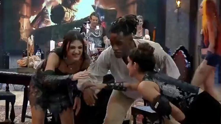 Outro ponto alto foi a festa de sexta-feira (11), que teve temática medieval. Foi a primeira vez que os peões dos Grupos A e B interagiram e curtiram juntos! Bia, Kerline e Pelé dançaram e cantaram na pista de dança! Mas também rolou papo sério entre a galera. O Grupo B conversou sobre a oitava Roça, alertou Ruivinha para ficar atenta com os adversários e comentaram sobre atitudes dos rivais. A noite não acabou conforme o planejado e acabou com um climão entre aliados. Como será que fica o jogo agora?

Sob o comando de Adriane Galisteu, A Fazenda 14 vai ao ar diariamente na tela da Record TV de segunda a sábado, às 22h30; e aos domingos, às 23h. Acesse o PlayPlus e acompanhe 24 horas por dia tudo o que rola no Celeiro de Lendas.