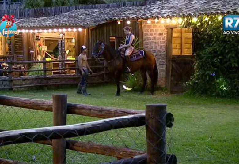 Rayanne
se deu muito bem com os animais também. Prova disso foi o contato com os
cavalos, com quem ela até se arriscou a uma montaria. Mas o fato é que ela já
montava e matou a saudade da prática

+ Em atividade, peões comentam momentos marcantes de cada uma das semanas de confinamento
+ Turma do Ronco: Peões descansam durante a tarde do último sábado de A Fazenda 8
+ Douglas, Rayanne e Ana Paula cantam músicas de Latino e peão enfatiza: “Quem planta sacanagem colhe solidão”


