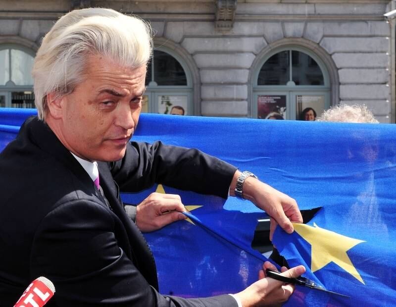 O político holandês Geert
Wilders corta o pedaço da bandeira da União Europeia em que está a estrela que
supostamente representa o seu país ao fazer discurso em frente ao Parlamento
Europeu em Bruxelas. “Eu gostaria que todos soubessem que a Holanda quer deixar
a União Europeia o mais rápido possível”, diz o líder anti-islâmico e
anti-imigração, dois dias antes das eleições para o Parlamento Europeu