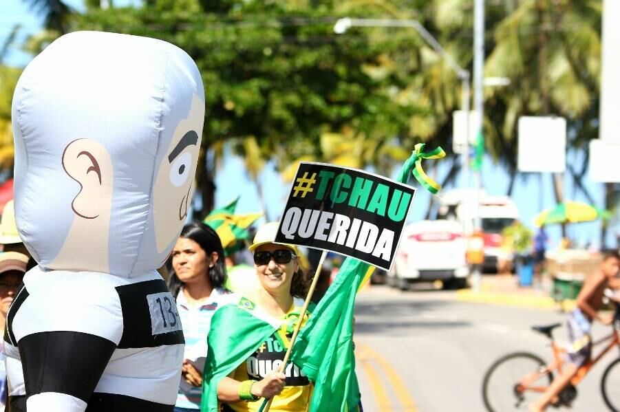 Manifestantes pró-impeachment da presidente Dilma Rousseff ficam concentrados no bairro da Ponta Verde, em Maceió, para acompanhar a votação do processo na Câmara dos Deputados