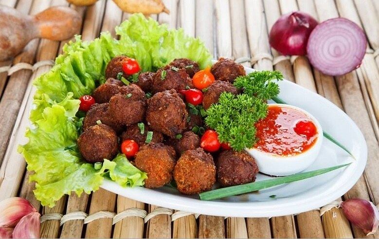 João da Carne
Prato - Amo-ela: almôndegas de moela com bacon, queijo ralado, salsinha, cebolinha e ervas acompanham molho da casa e geléia de pimenta biquinho com pimenta rosa e manga
Endereço: rua Sabinópolis, 172 - Carlos Prates