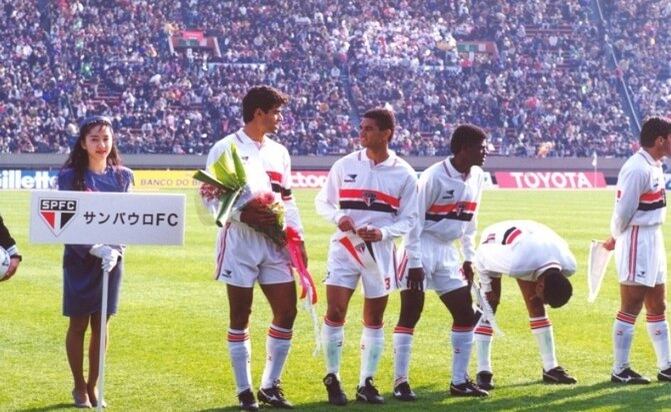 Adílson (ao lado de Raí na foto) nunca carregou fama de craque, jamais foi comparado
aos gênios da zaga, mas era um dos jogadores preferidos de Telê Santana. Ao
lado de Ronaldão, formou a dupla de zaga na vitória sobre o Barcelona, mas não
estava no time na conquista contra o Milan. Aposentado desde 2000, é treinador
de futebol. Também comanda um projeto social em Cruzeiro, no interior de São
Paulo