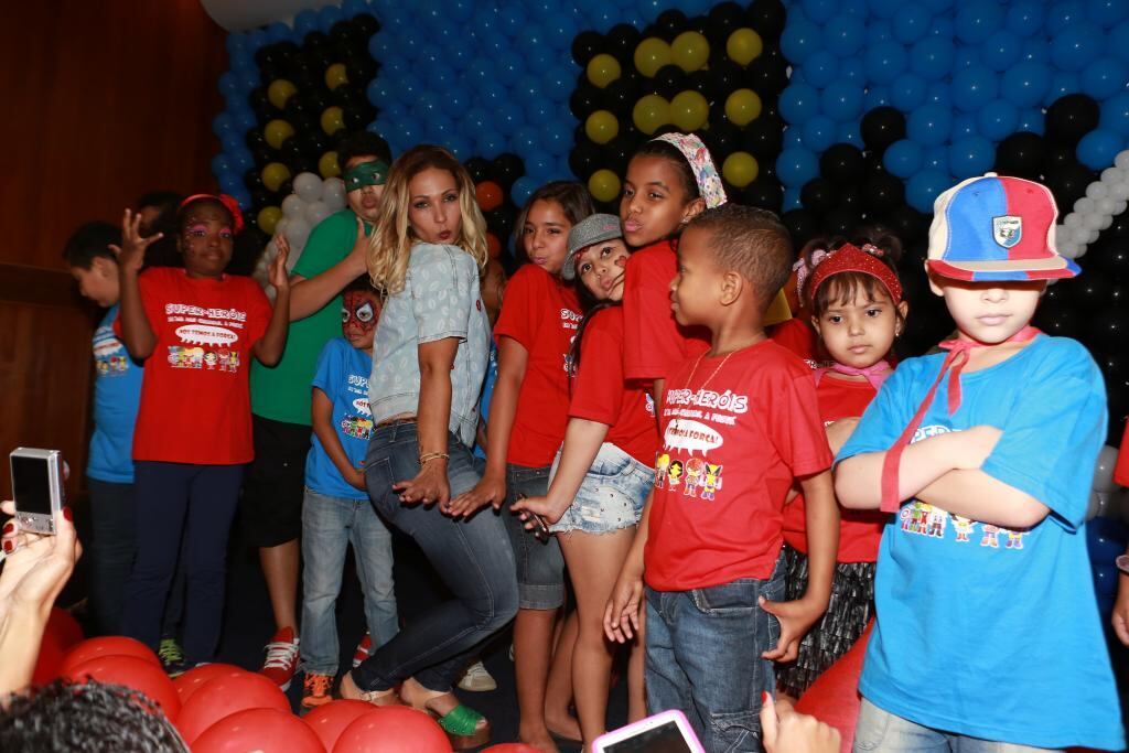 Valesca Popozuda
Assim como Anitta, Valesca brilha entre os jovens e crianças. Com Beijinho no Ombro, não teve jeito, Valesca ficou na boca do Brasil inteiro, inclusive dos pequenos, cativados pelo carisma da diva e por conta da melodia envolvente da canção. O sucesso é tanto que Valesca já foi chamada até para se apresentar num hospital infantil e animar as crianças