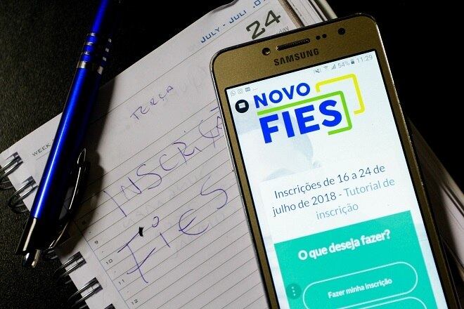 Estudantes devem fazer aditamento de contrato