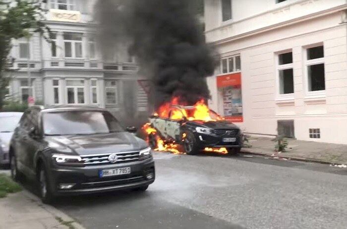 Diversos manifestantes queimaram lixo e o que encontraram pela frente, em barricadas pelas ruas. Por sua vez, a polícia respondia com bombas de efeito moral e com o fechamento de ruas próximas aos locais de manifestação
