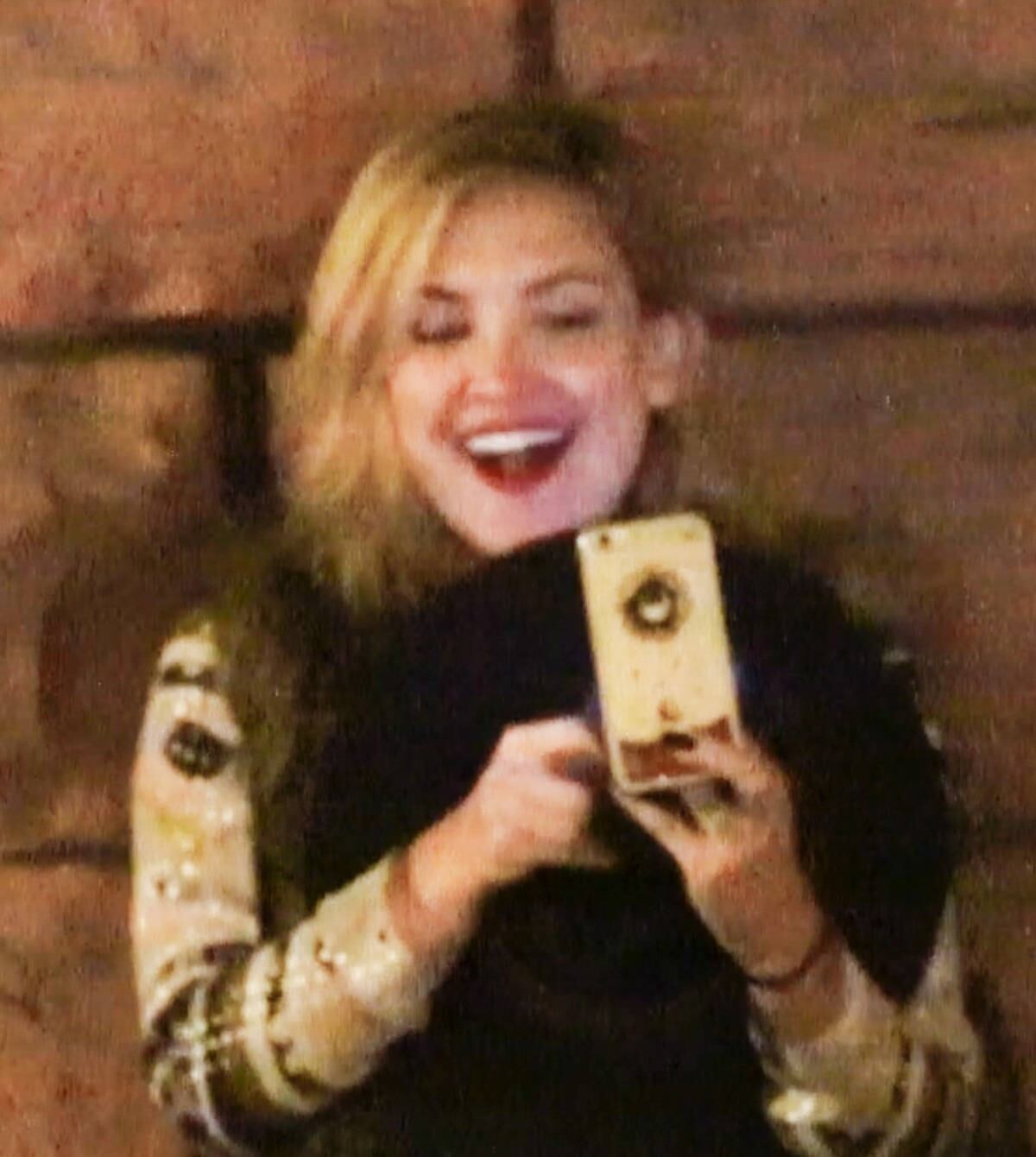 A atriz não aguentou e começou a rir do resultado das próprias fotos