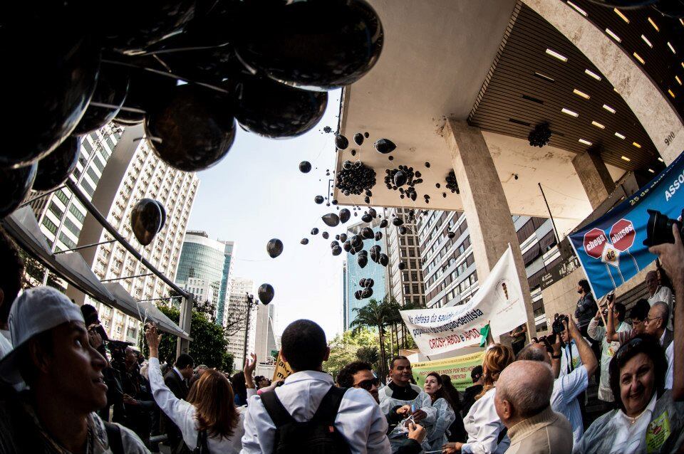 Médicos fizeram passeata na avenida Paulista nesta quinta-feira (25)