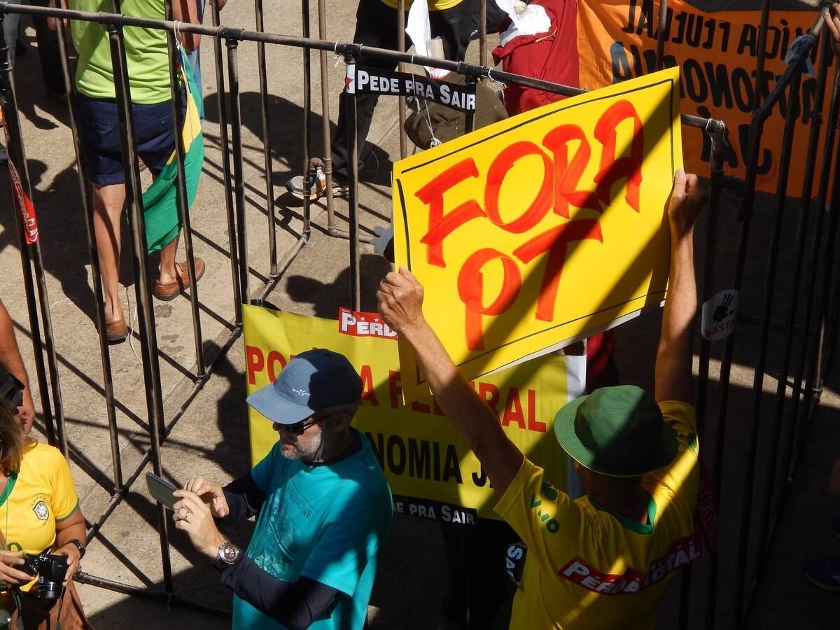 Em Brasília, os manifestantes pedem ainda a reforma política, com o fim da reeleição, a existência de no máximo cinco partidos, a indicação de ministros do STF (Supremo Tribunal Federal) não mais pela Presidência,e sim por meio dos magistrados. Os manifestantes pedem de volta o dinheiro desviado pela corrupção.
— Nosso dinheiro de volta. É muito dinheiro!
