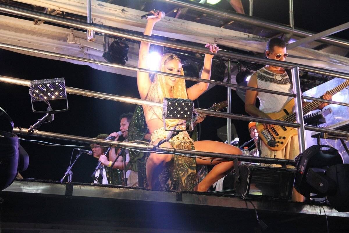 Ela brilhou com o look dourado