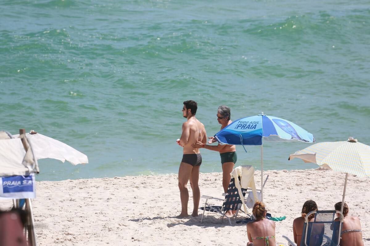 Emiliano D'Avila mostra atributos físicos em dia de praia no Rio
