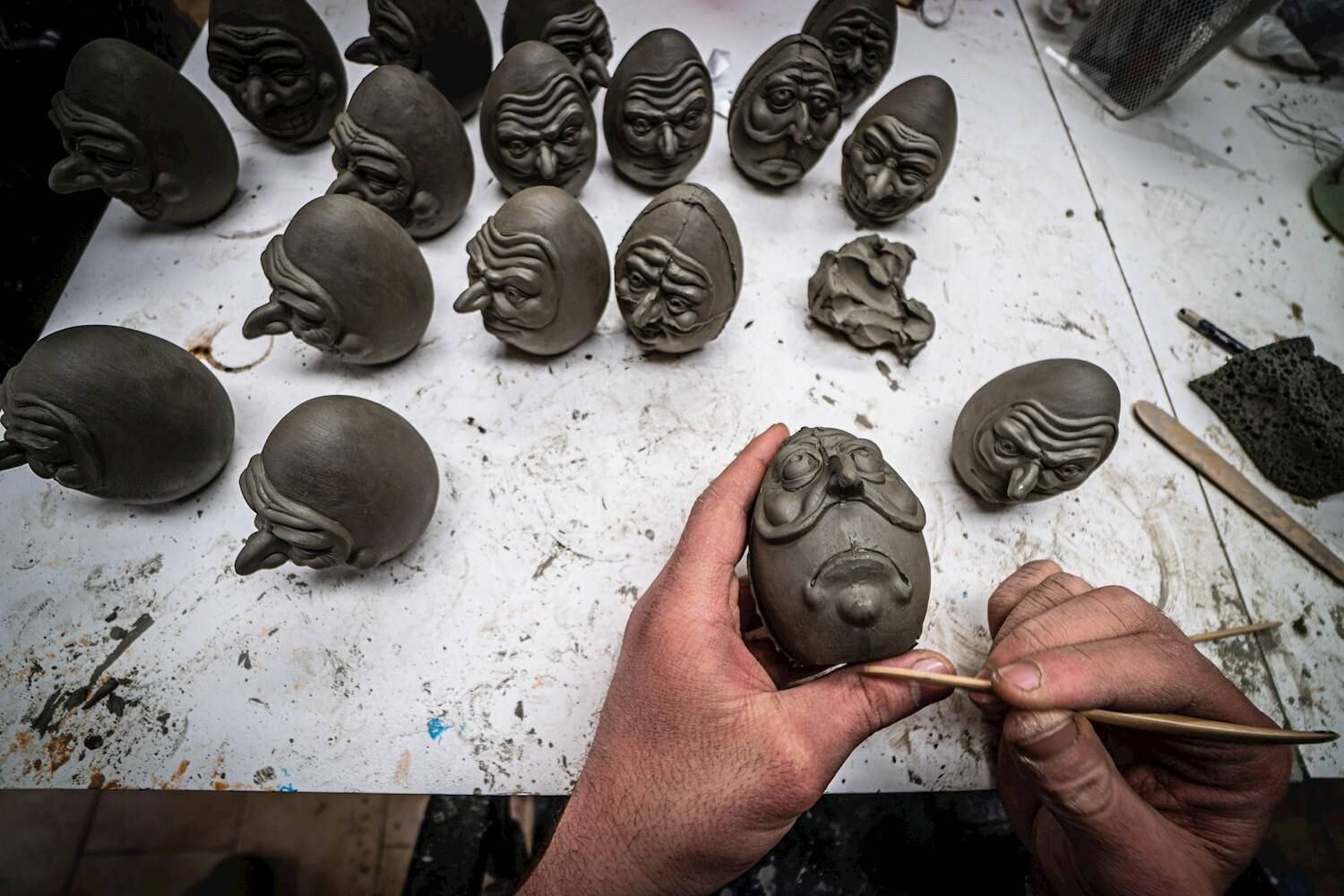 Naples (Italy), 01/04/2021.- A craftsperson works on an 'Emotional Egg' in the workshop La Scarabattola in the old town of Naples, Italy, 01 April 2021. The 'Emotional Eggs,' artistic works in ceramics by the master Neapolitan sculptors, the Scuotto brothers, are inspired by emojis, the smileys used in chats to express feelings, and represent the classical character Pulcinella in various expressions. The workshop has continued to produce works despite the closure imposed by the coronavirus pandemic. Italy will be entering a nationwide lockdown over the three-day Easter holidays to curb social interaction fuelling COVID-19 contagion. (Italia, Nápoles) EFE/EPA/CESARE ABBATE