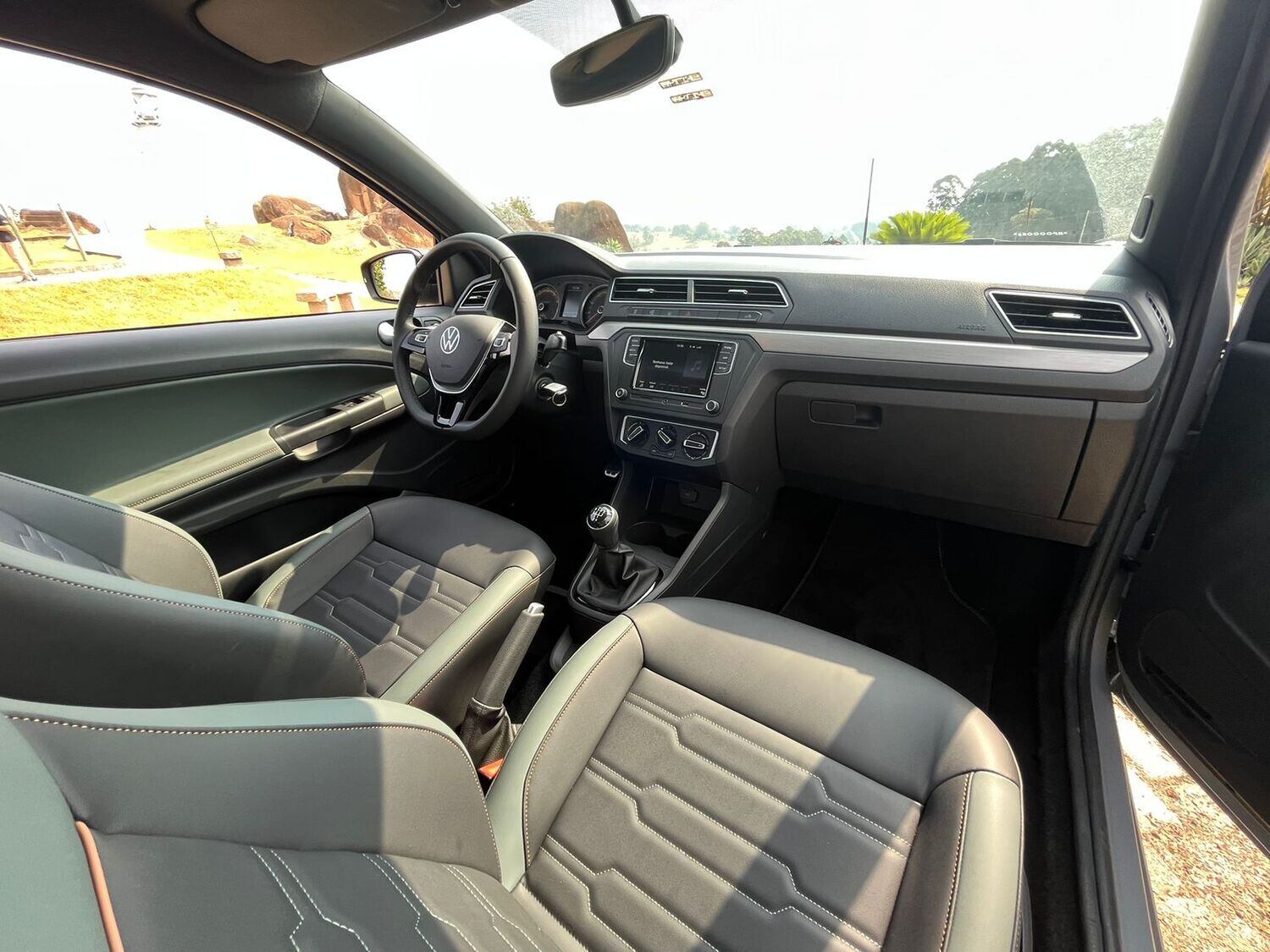 Interior da versão Extreme com bancos em couro, multimídia e apoios laterais