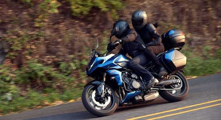 Dianteira tem um garfo telescópico com tubos de 41 mm de diâmetro e 150 mm de curso