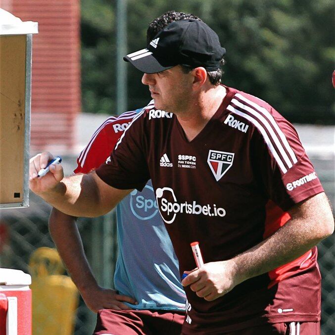 Técnico Rogério Ceni orienta jogadores e explica movimentação no quadro