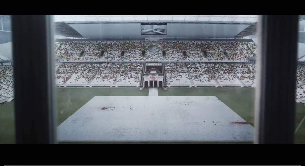 A Arena Corinthians aparece logo no início do filme, só que com algumas modificações, lembrando muito os locais de batalhas dos torneios de artes marciais da série Dragon Ball

Clique aqui e veja o momento exato em que o estádio aparece no filme
Assista também o trailer completo do novo filme de Dragon Ball