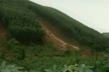 Bombeiros foram surpreendidos por novo deslizamento