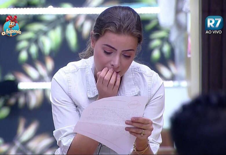 A peoa foi surpreendida
pelas palavras de sua mãe. A carta mexeu muito com os participantes do reality
e todos caíram no choro. "Estou falando de um pedacinho de mim, a minha filha
que merece tudo de bom. Você é uma das principais razões das minhas
felicidades. Você preenche minha vida de paz e esperança. Tenho orgulho de ter
uma filha como você, um presente maravilhoso que Deus me deu", dizia um
dos trechos do recado

+ Em atividade, peões comentam momentos marcantes de cada uma das semanas de confinamento
+ Turma do Ronco: Peões descansam durante a tarde do último sábado de A Fazenda 8
+ Douglas, Rayanne e Ana Paula cantam músicas de Latino e peão enfatiza: “Quem planta sacanagem colhe solidão”


