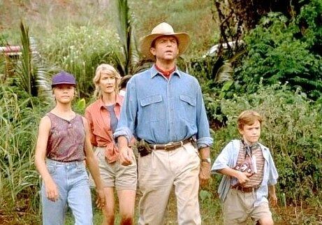 

A ideia do bonequinho Mr.DNA surgiu “do nada”. O roteirista
David Koepp disse que estava tentando criar algo para mostrar o DNA dos
dinossauros e falou para Spielberg: O que você quer? Um boneco chamado Mr.DNA?
O diretor respondeu: Sim! É exatamente isso que eu quero!

