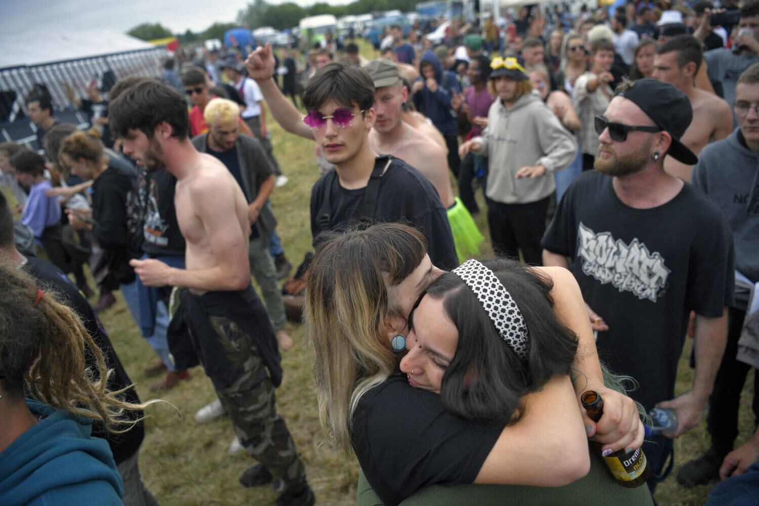Na confusão, 5 policiais ficaram feridos e um homem de 22 anos perdeu uma das mãos durante os distúrbios, informaram as autoridades locais. Segundo a prefeitura, os foliões montaram a festa no autódromo local