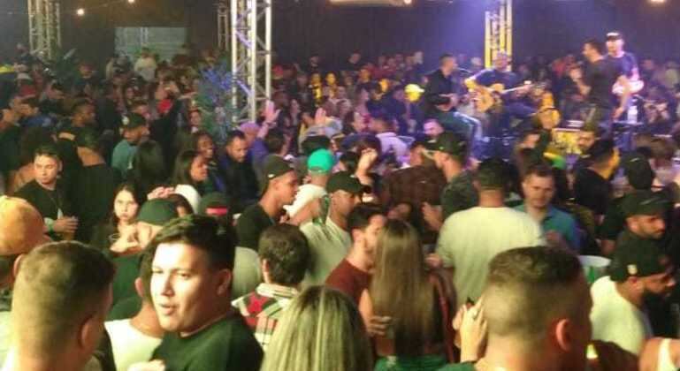 Jovens se aglomeram em festa em São Caetano do Sul