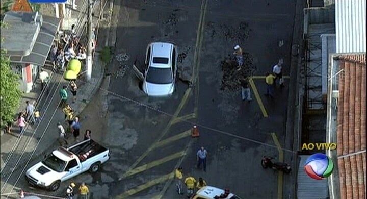 Carro fica preso ao cair em buraco gigante em Osasco. Ainda não há informações sobre feridos. Saiba mais
