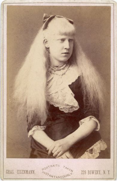 Em um mundo onde qualquer pessoa que nascia com alguma anomalia era vista como alienígena, Charles Eisenmann fez o que põde para garantir aos "freaks" a oportunidade de ganhar respeito, dignidade e, sobretudo, dinheiro. Os freak shows eram exibições muito populares nos meados dos séculos 19 e 20 nos Estados Unidos. 


