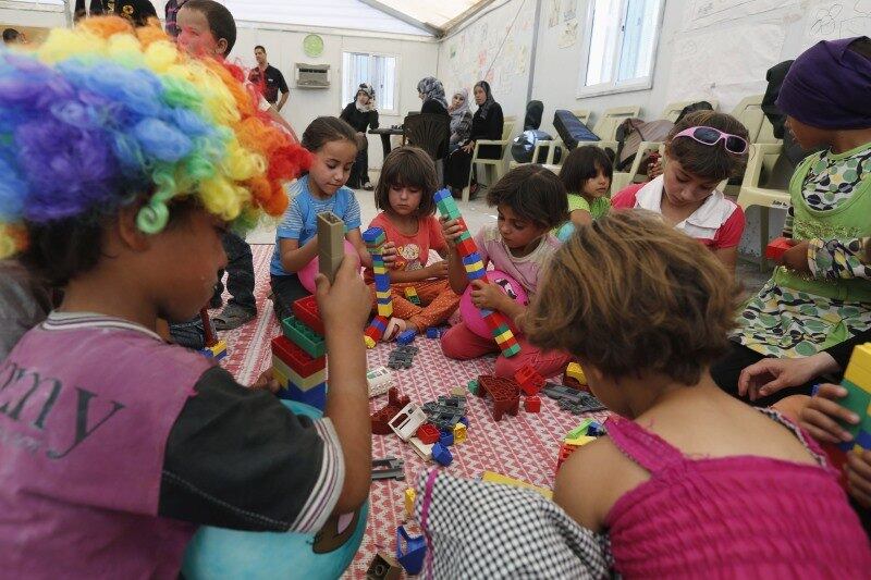 Crianças refugiadas sírias brincam em centro de serviços
comunitário no campo de refugiados de Al Azraq, na Jordânia. O campo, que tem
capacidade para acomodar 50 mil pessoas, já recebeu, até o momento, cerca de
10.500 refugiados
