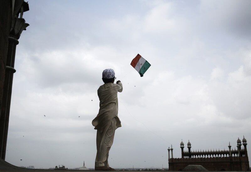 Menino empina pipa dentro do complexo de Jama Masjid, a principal mesquita da Índia, durante as celebrações
do Dia da Independência em Déli. Muitas pessoas empinam pipas na Índia por
ocasião da data