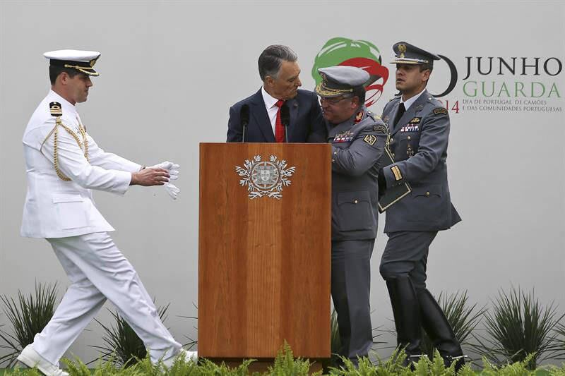 O presidente português, Aníbal Cavaco Silva, passou mal e desmaiou
enquanto discursava para tropas durante as comemorações do Dia de
Portugal