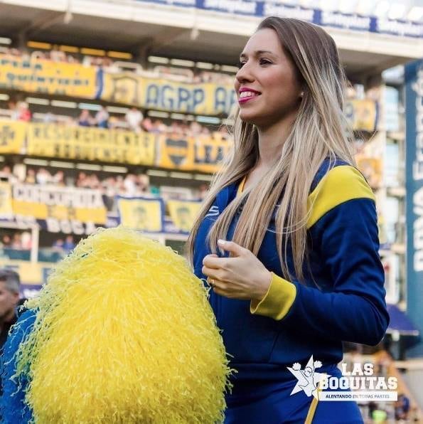 Elas se vestem como as cheerleaders dos esportes
norte-americanos e puxam a galera com seus pom-pons