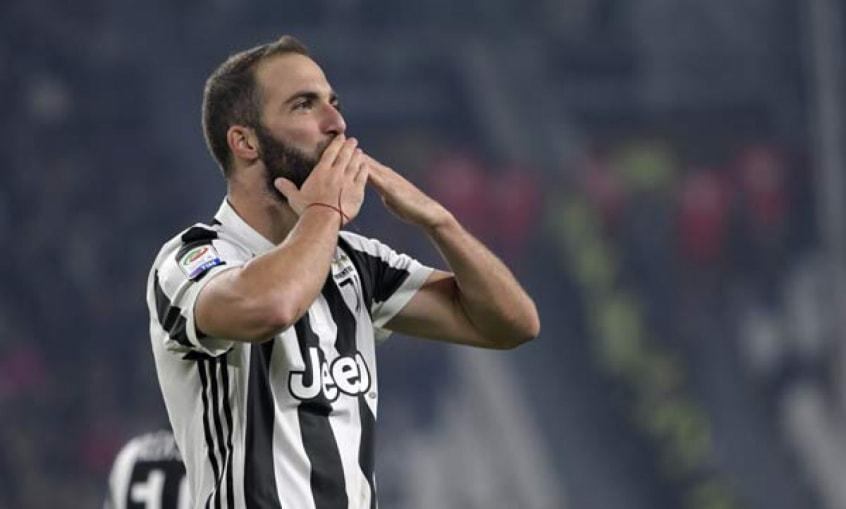 ESFRIOU - O pai de Gonzalo Higuaín garantiu que o atacante pretende cumprir seu contrato com a Juventus, em entrevista a “TNT Sports”. O contrato do argentino com o clube de Turim vai até 2021.