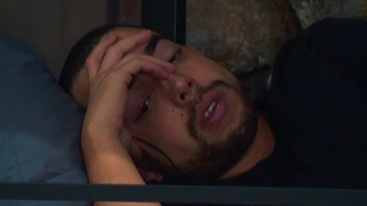 Os dias de luta também chegaram para o youtuber. No Exílio, ele desabafou: "Estou até agora procurando o lado bom dessa caverna". 