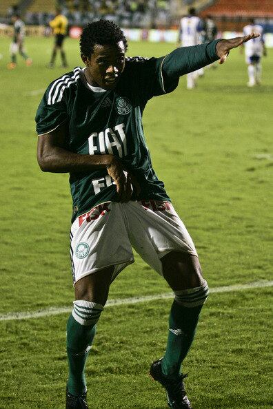 Em 24 jogos pelo Palmeiras, o atacante natural do Rio de Janeiro marcou apenas seis gols, deixando bastante a desejar. A passagem ruim pelo Verdão fez com que o atleta mudasse de ares, se transferindo para o futebol chinês