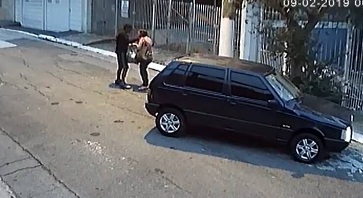 Imagens mostram o momento em que o suspeito arranca os pertences da vítima
