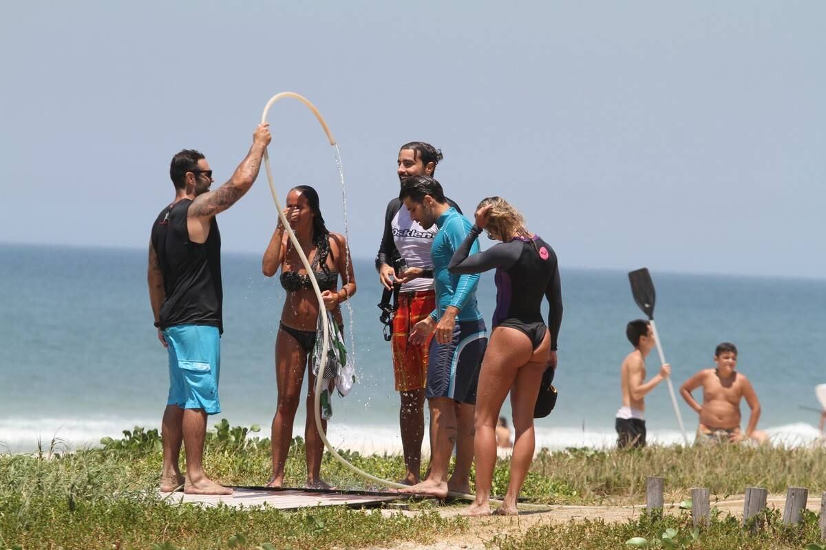 Bruno Gagliasso e Ricardo Pereira praticam stand up paddle na praia da Barra da Tijuca, no Rio