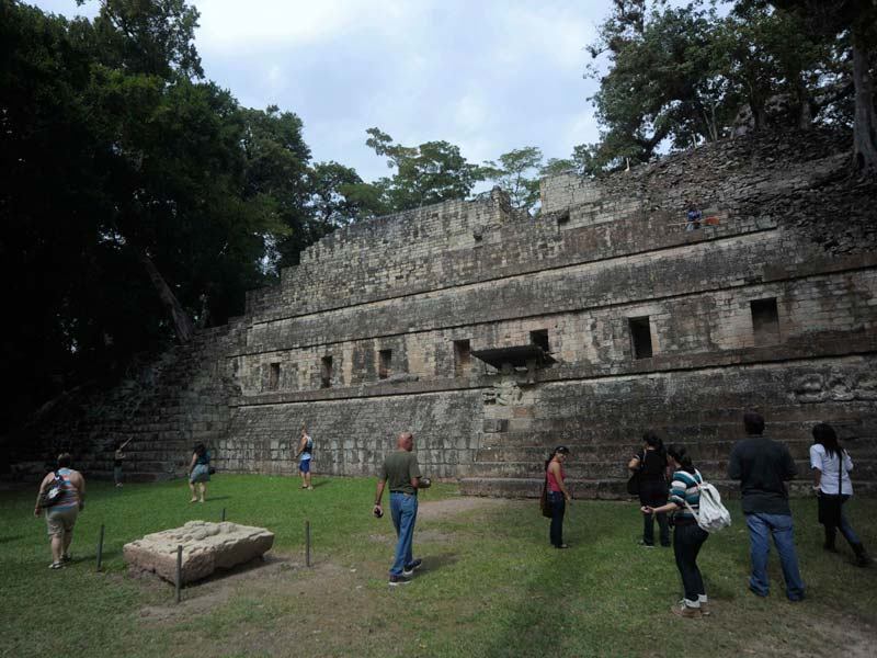 Venda de refúgios preparados, estoque de provisões, preços de hotéis em alta vertiginosa, menus especiais de fim do mundo, visita a locais sagrados etc: o calendário maia faz dinheiro circular em todo o mundo. No México e nos países da América Central nos quais a civilização maia se estendeu, o fim do mundo influencia há meses o setor turístico