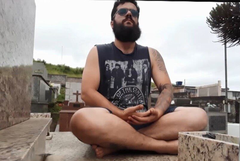 Breno Baeta trabalha como coveiro há 5 anos