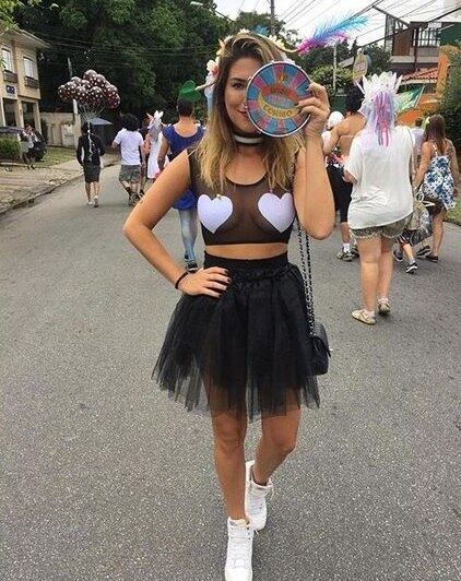 Fernanda Paes Leme também passou por São Paulo e escolheu algo mais romântico, com coraçõezinhos para curtir o Carnaval