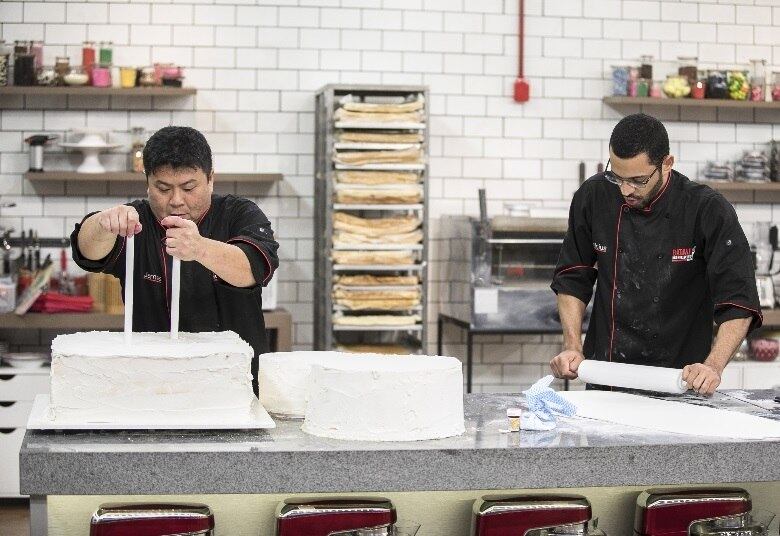 Com um detalhe que
vai dificultar bastante a tarefa na equipe: enquanto um deles não poderá ouvir
os colegas, outro não poderá falar e o terceiro elemento não poderá ver