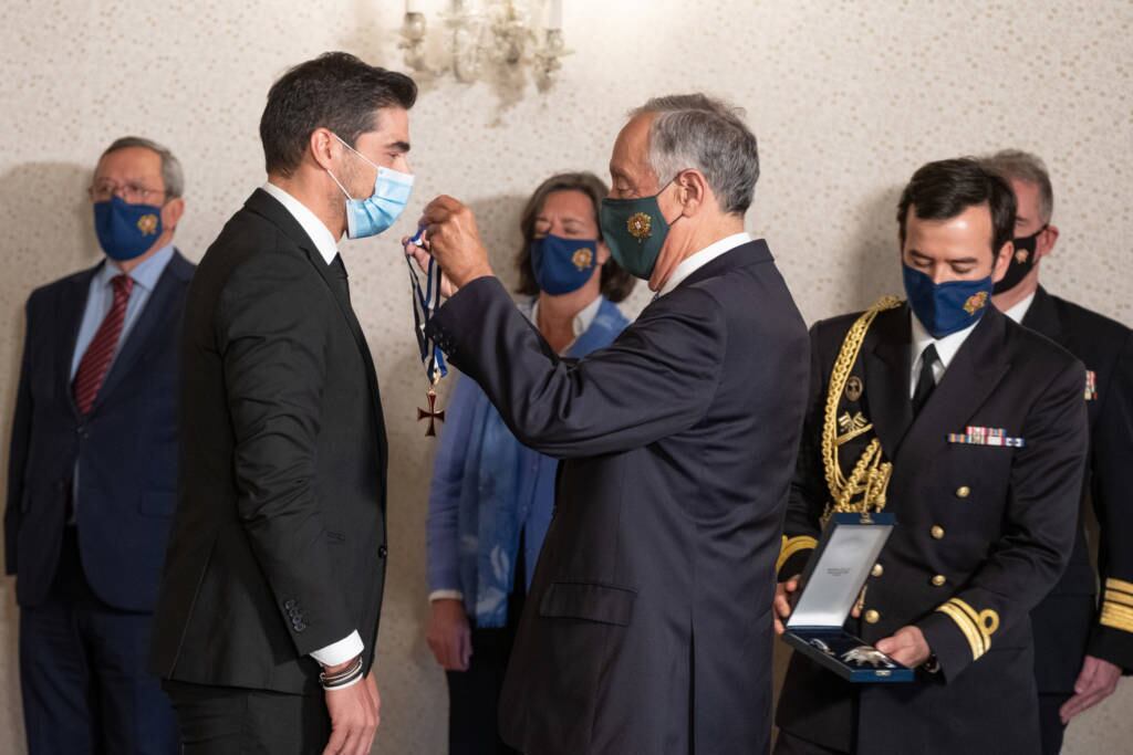Orgulhoso, Abel recebe a condecoração do presidente de Portugal, Marcelo Rebelo