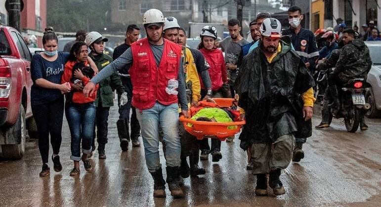 Vítima de deslizamento em Petrópolis é socorrida