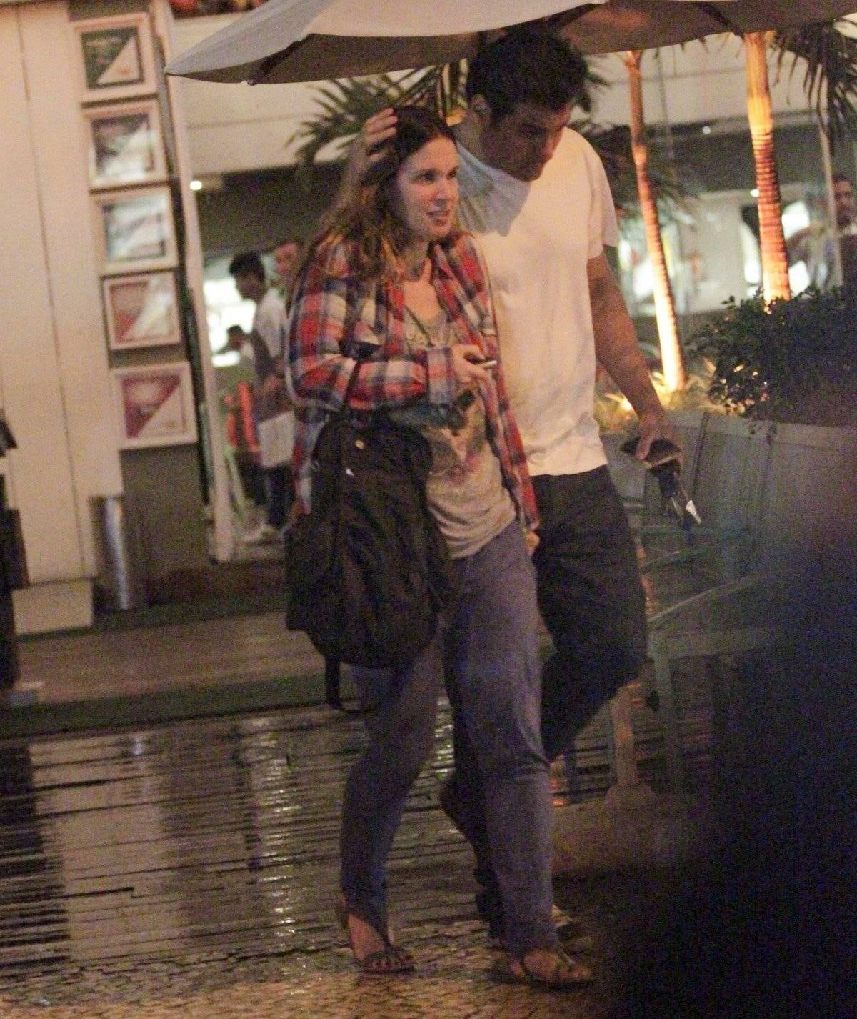 Vanessa Lóes e Thiago Lacerda foram fotografados em um restaurante da Barra da Tijuca, no Rio de Janeiro, na última terça-feira (21)