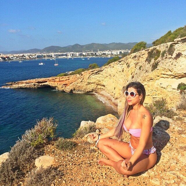 Em viagem para Ibiza, Ana Paula Minerato está aproveitando para pensar na vida, trabalhar e ainda curtir muita praia e baladas