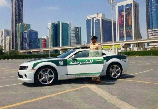 Esse Chevrolet Camaro é um dos carros mais "basiquinhos" da polícia de Dubai. A versão é a SS, mesma oferecida no Brasil, equipada com um "big block" 6.2 V8 aspirado a gasolina capaz de despejar 406 cv de força e 56,7 kgfm de torque
