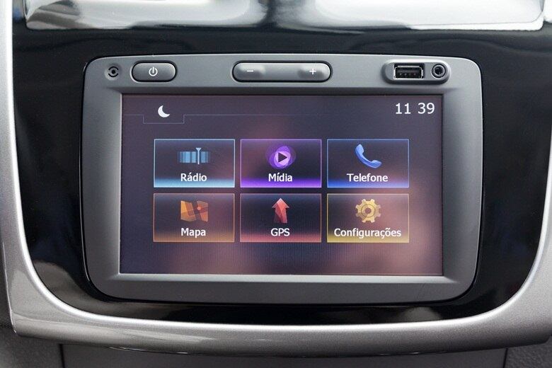 A central Media NAV é de série no Sandero RS, que passa a ser o mais completo da linha. Esta é operada pela tela touchscreen de sete polegadas e traz Bluetooth, navegação por GPS, rádio e entradas auxiliar e USB

LEIA TAMBÉM
Aceleramos: Renault Sandero RS é nervosinho e vai além do visual